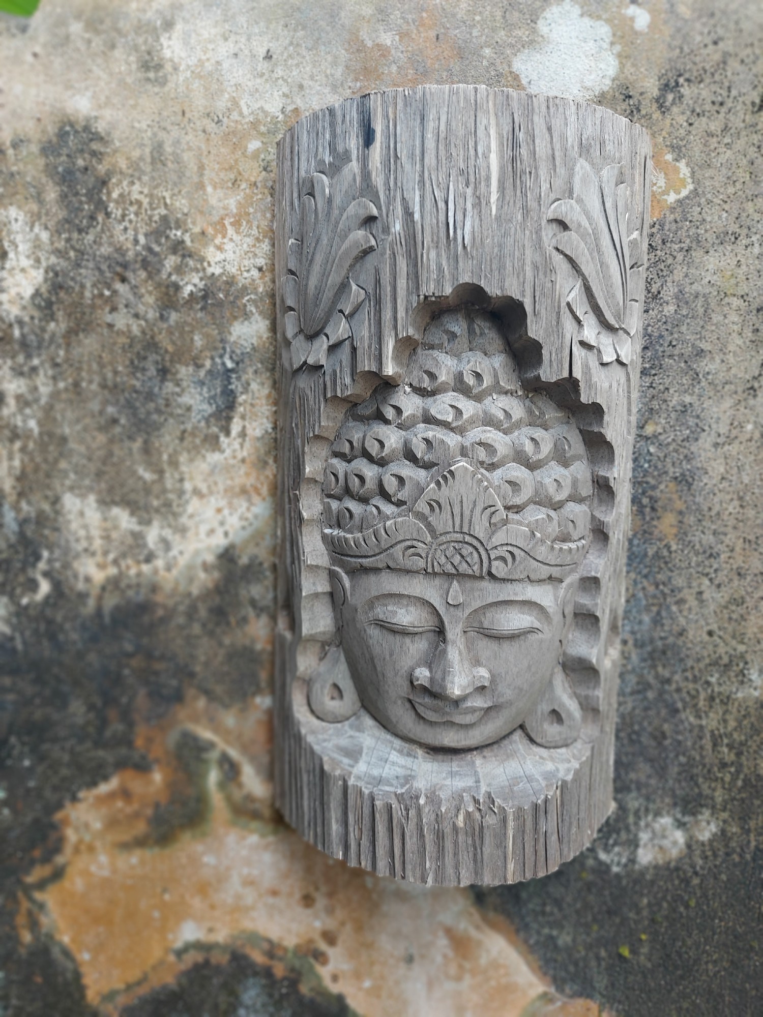 Schnitzkunst 'Buddha's Face' im Holzstamm, natur, H 40 cm, B 21 cm, T 9 cm von fischer's lagerhaus