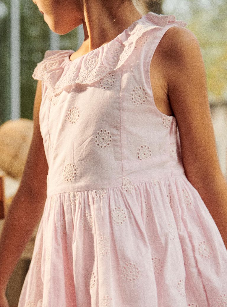 Robe rose à broderies fleuries
