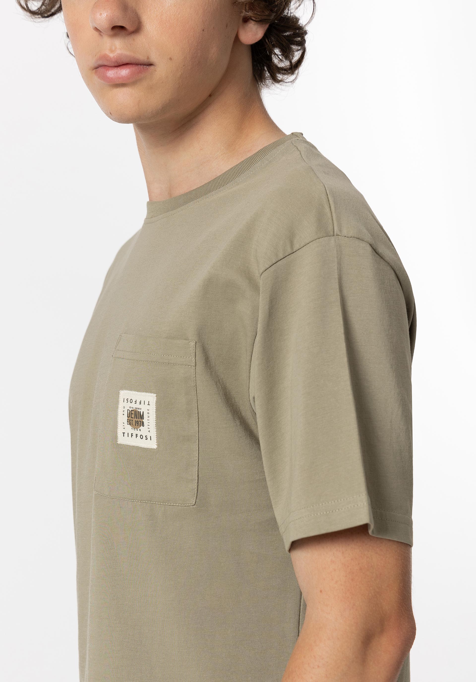 T-shirt com Bolso Frontal