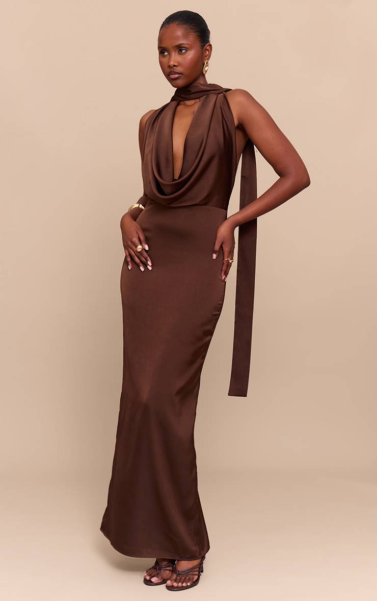 Chocolat Robe Longue Drapée En Satin À Col Bénitier