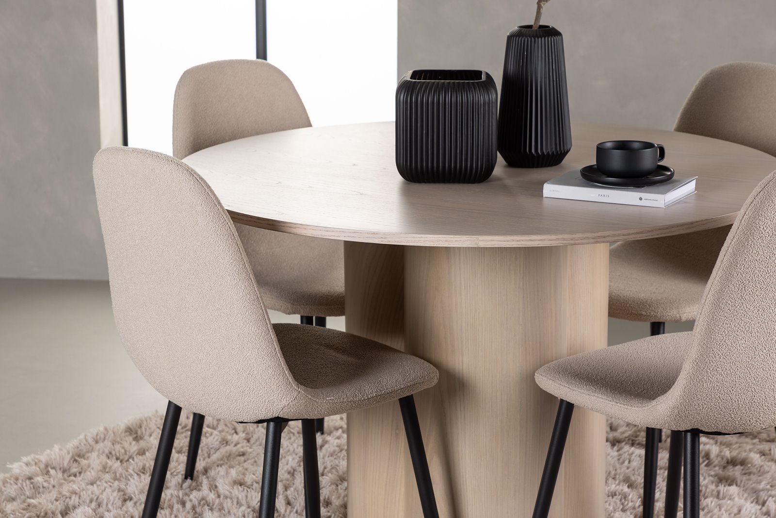 Olivia og Polar Spisegruppe Olivia rundt spisebord Ø110 cm i hvitlasert finer med 4 stk. Polar spisestoler i Beige Bouclé og sorte ben.