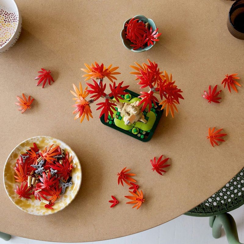 LEGO - Botanicals - Japanse Esdoorn Bonsaiboompje - Rood en Oranje Bladeren - Donkergroene Pot