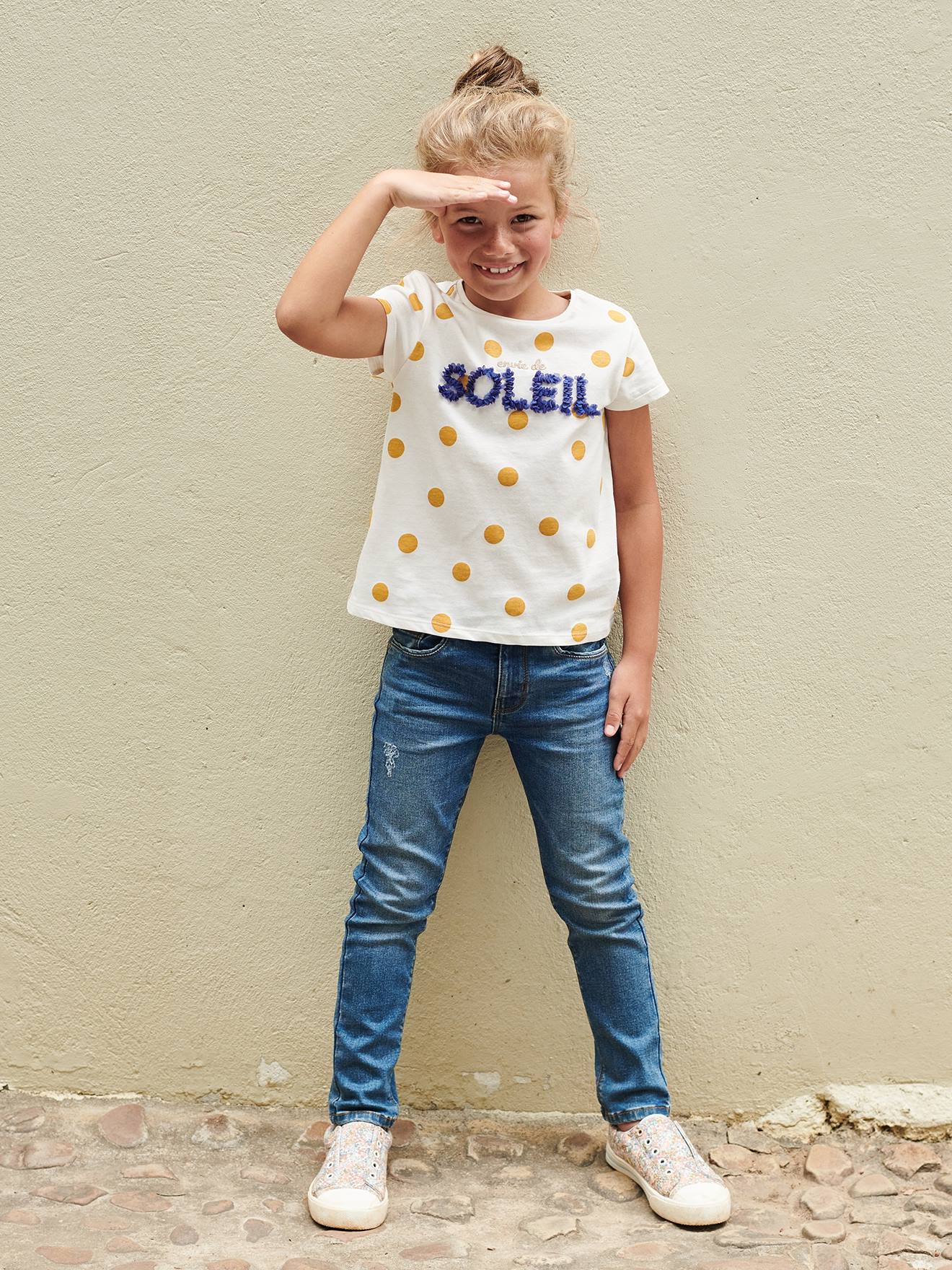 Camiseta infantil com estampa de flores em relevo, na cor off-white.