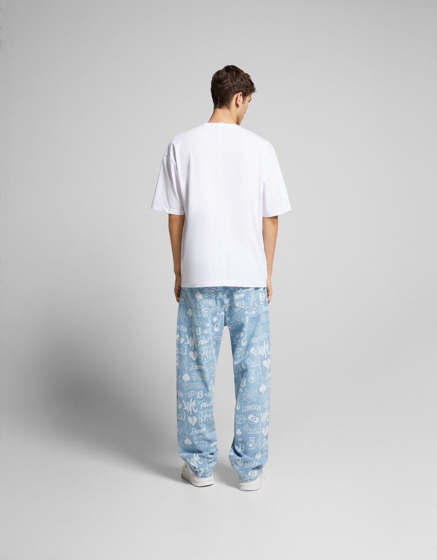 calças jeans largas estampadas