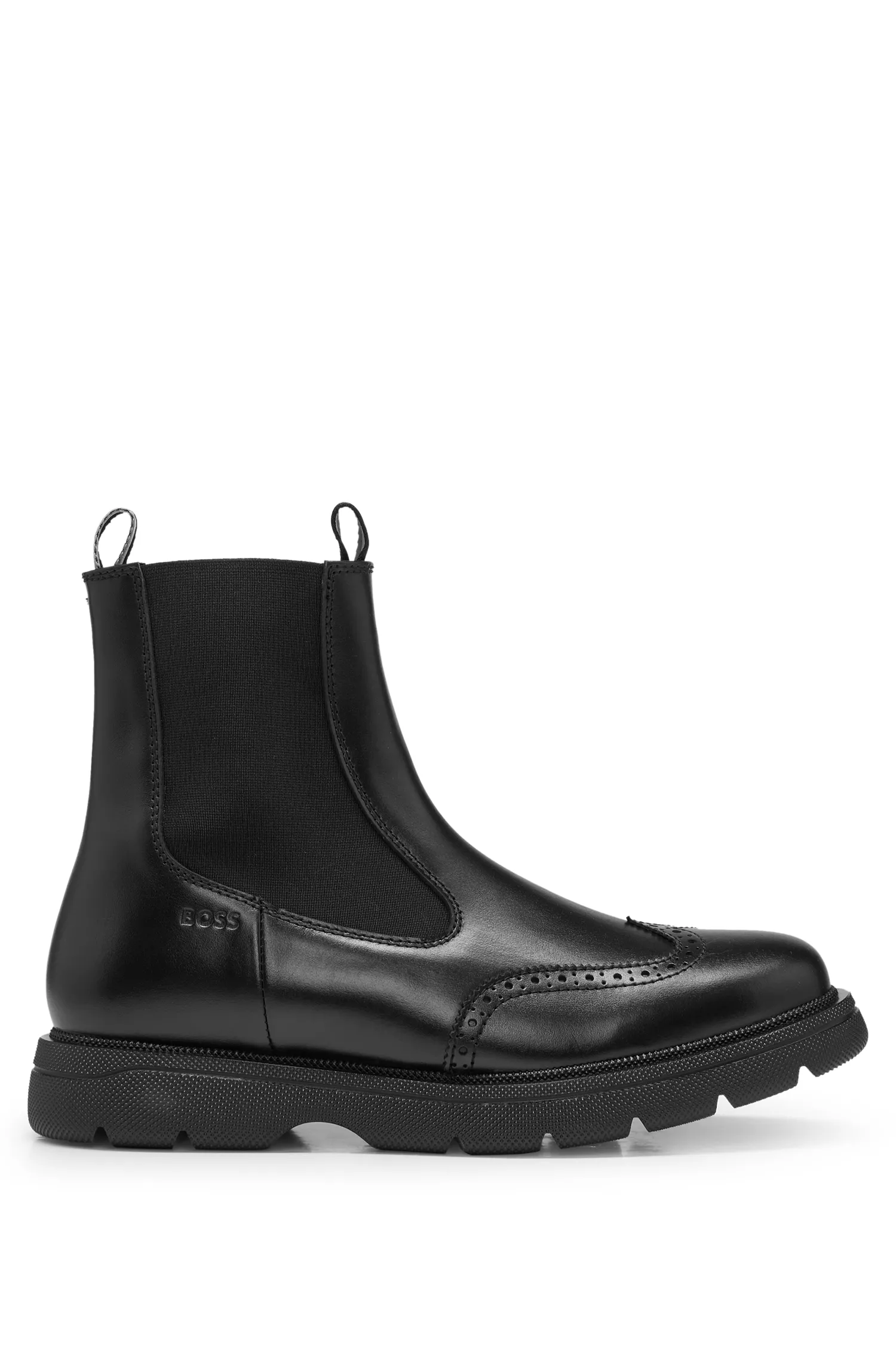 Botas Chelsea BOSS pretas com acabamento brogue em couro escovado.