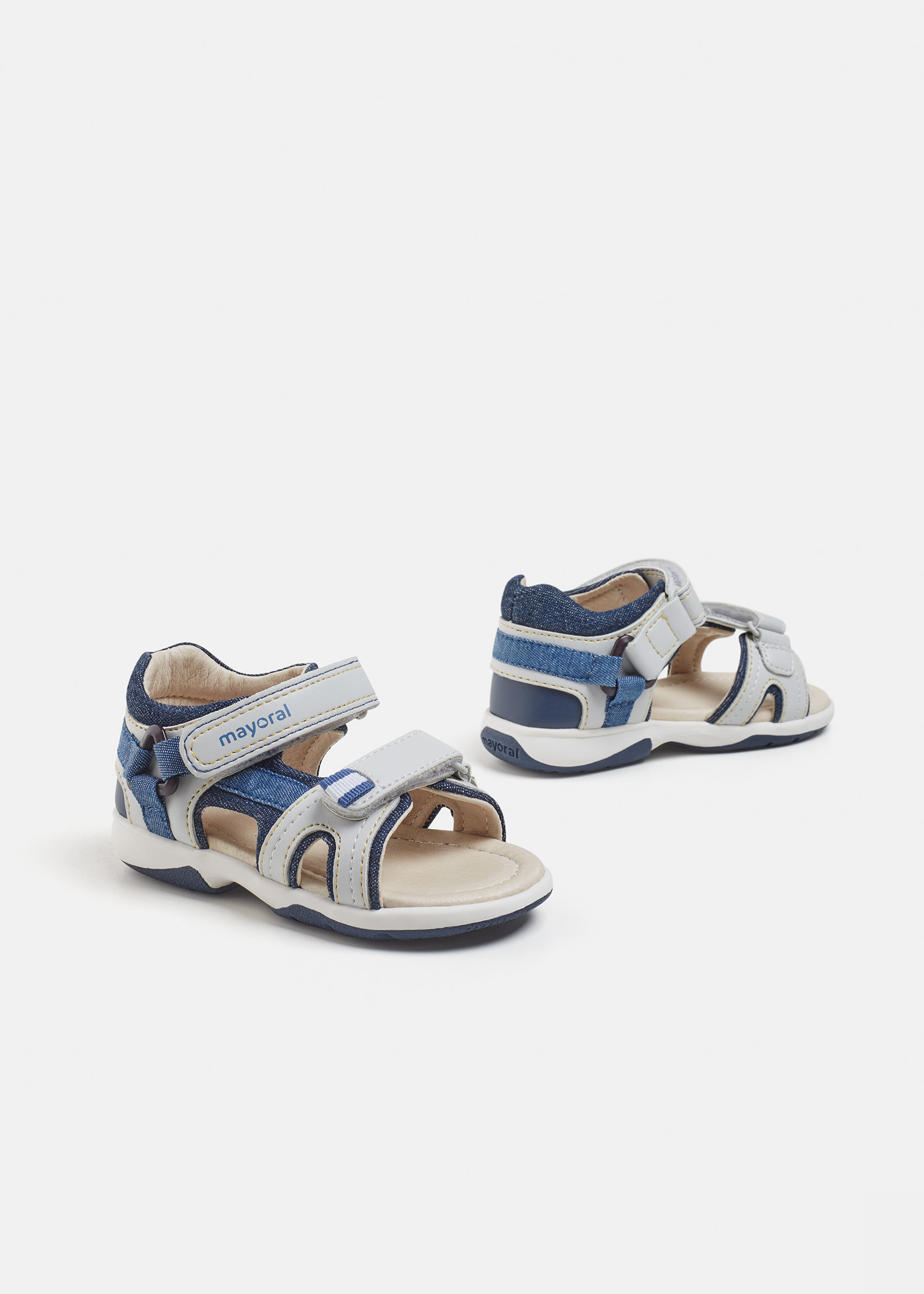 Sandália infantil com fecho duplo de velcro e decoração lateral.