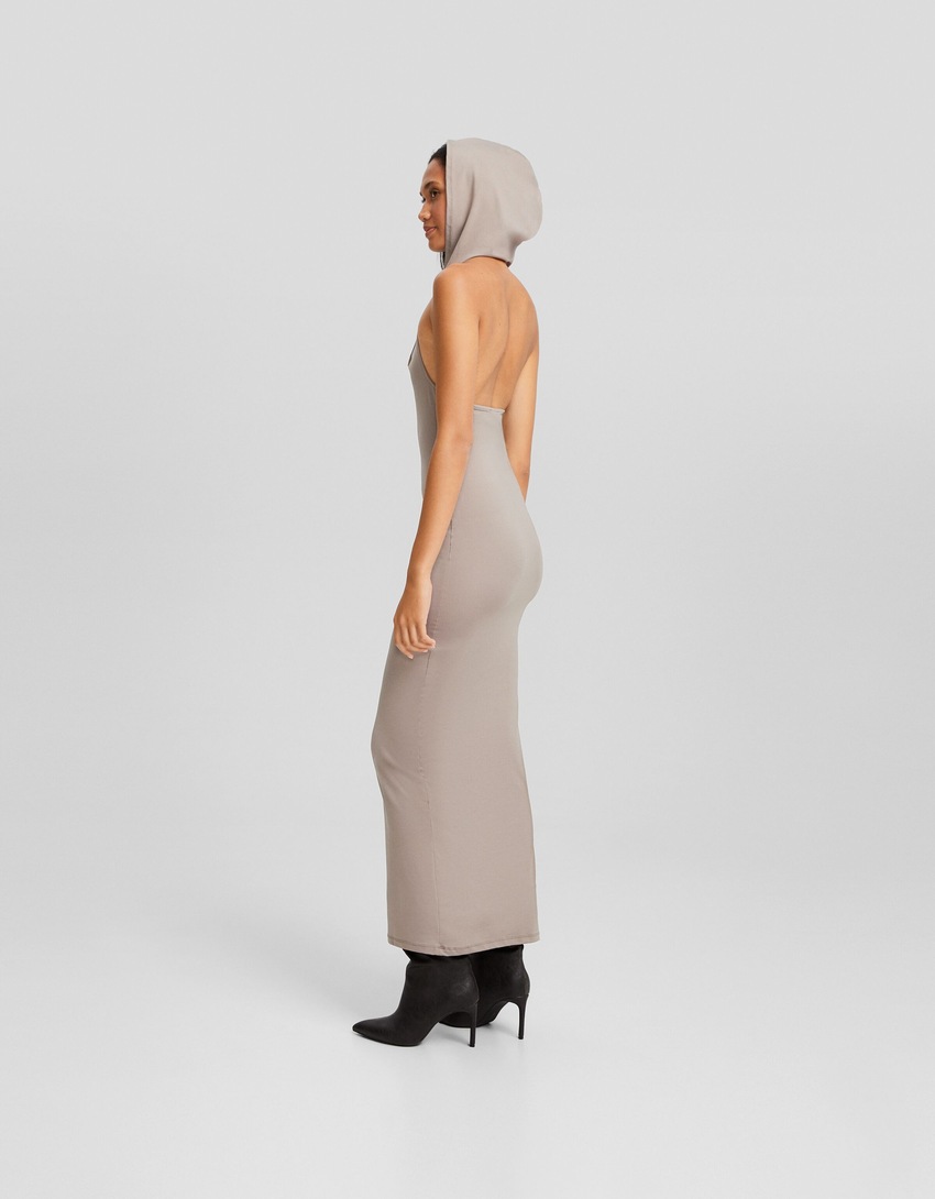 Vestido longo sem mangas com capuz aberto nas costas