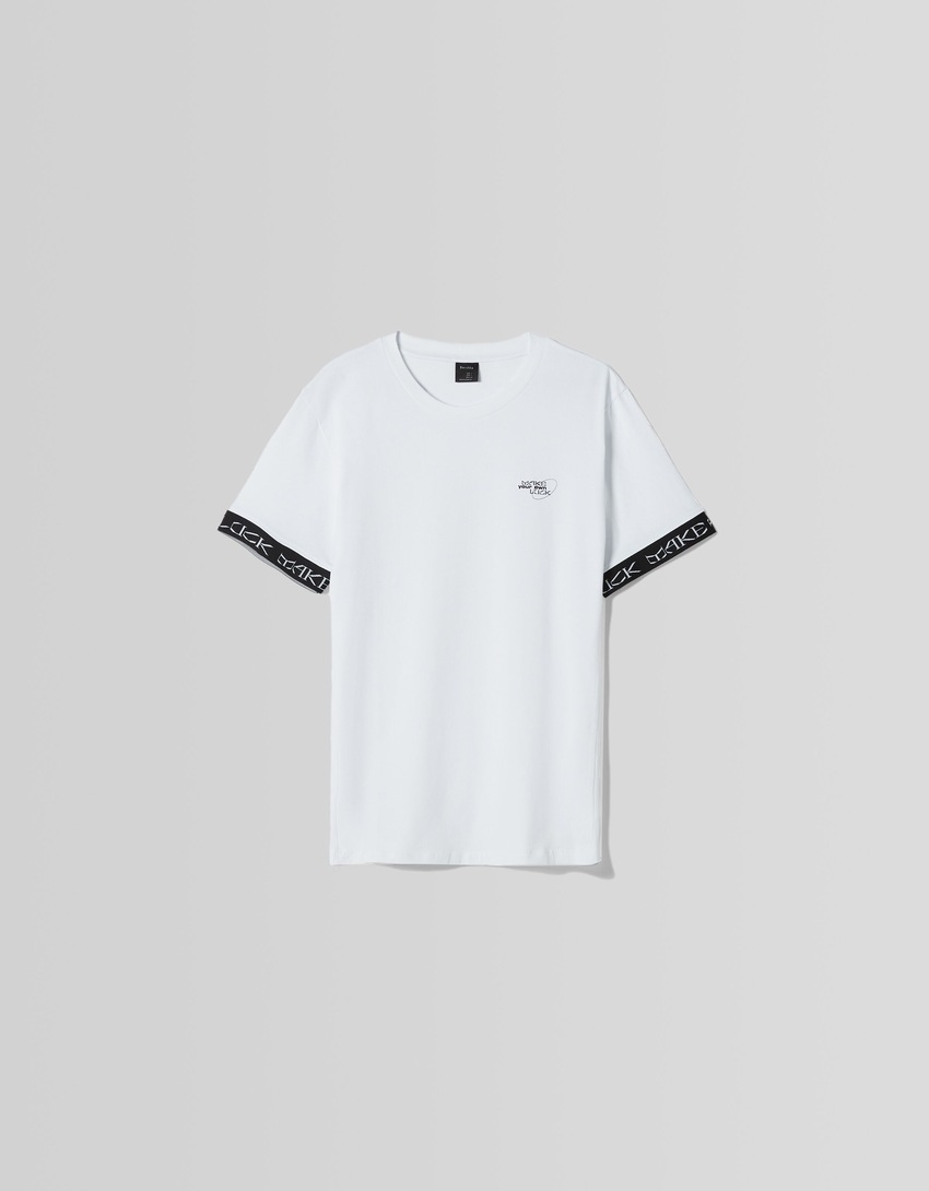 Camiseta de manga curta com modelagem justa e detalhe listrado.