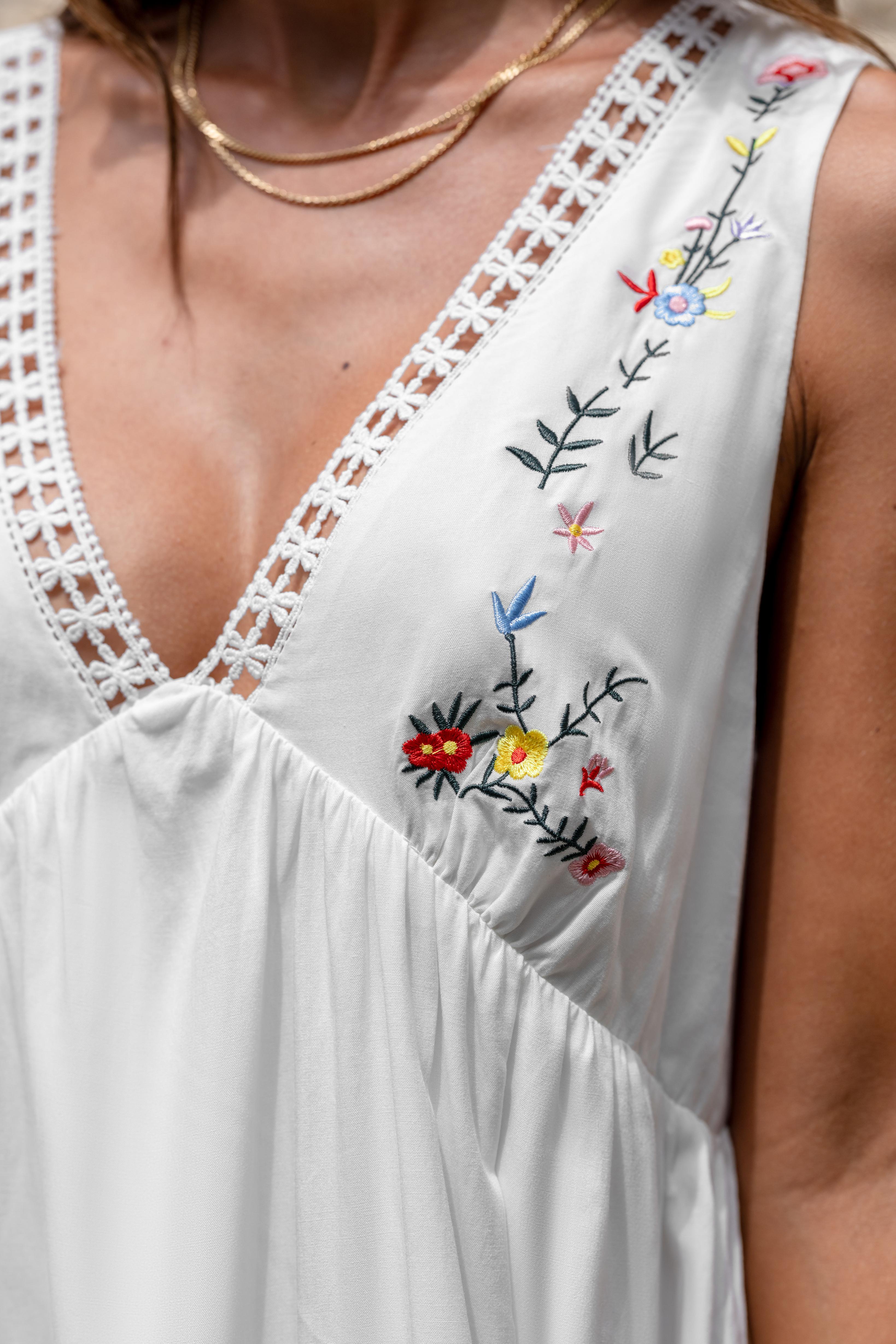 Robe mini sans manches avec col plongeant en broderie blanche