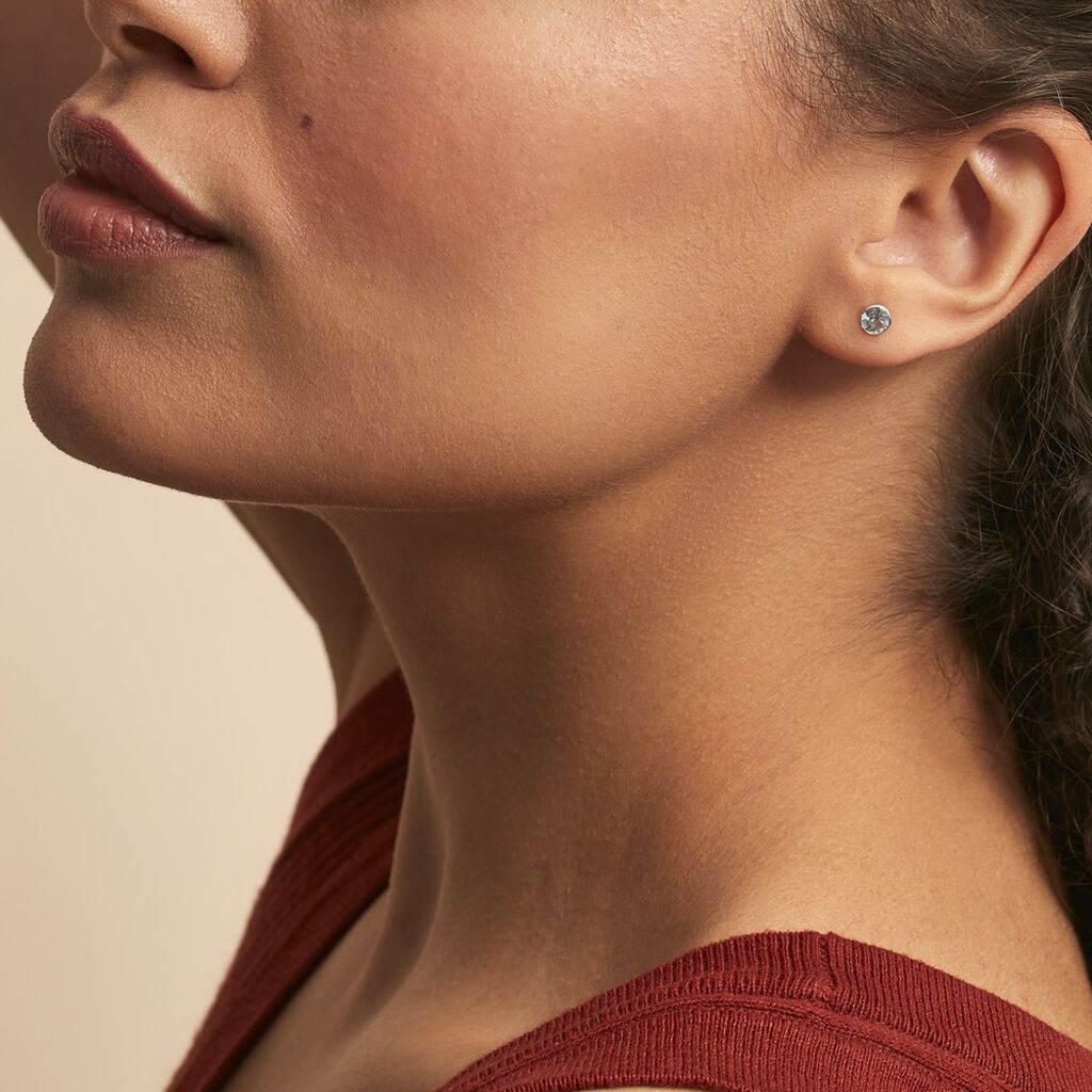 Boucles D'oreilles Puces Edy Serti Clos Or Blanc Topaze