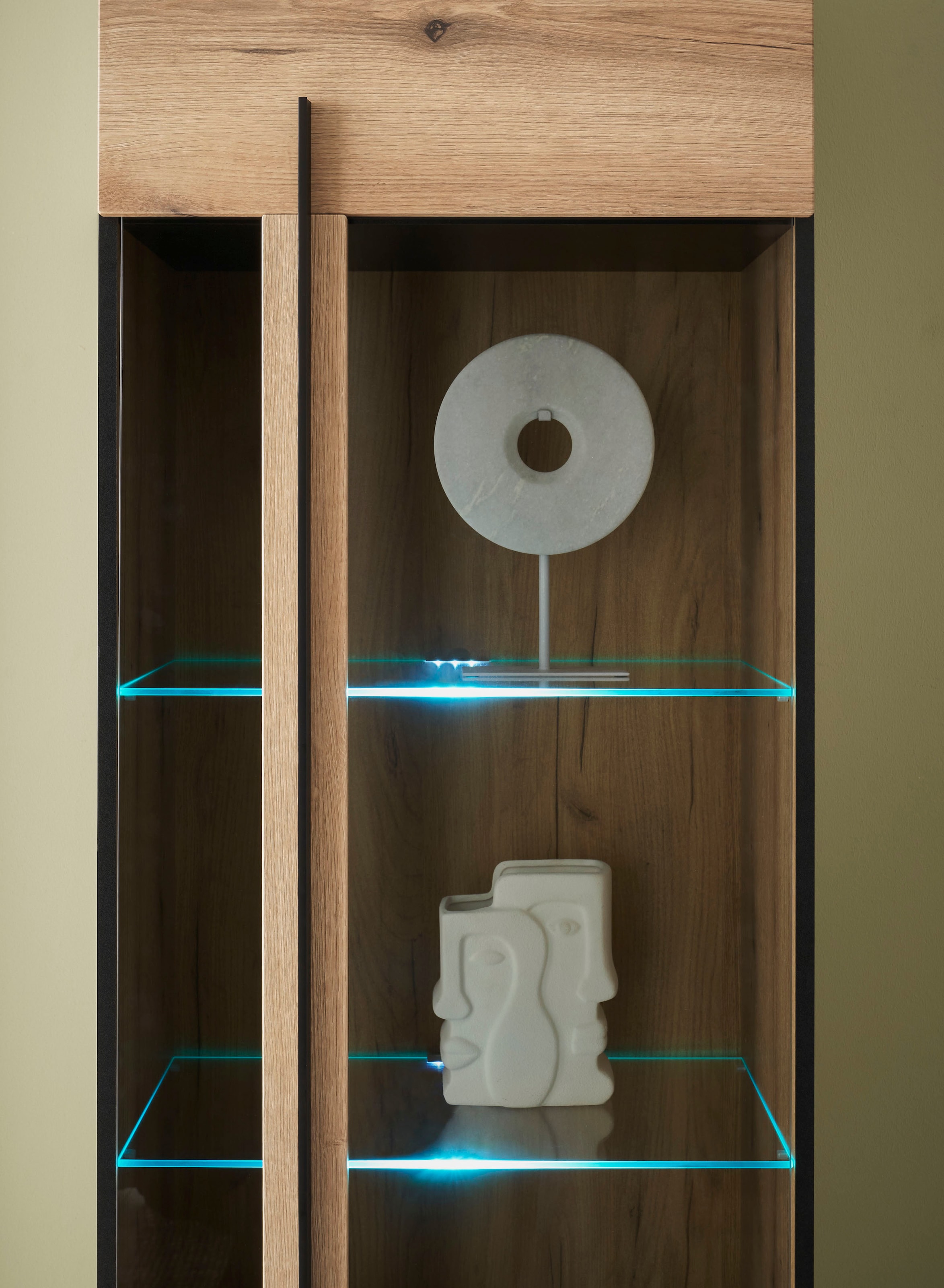 INOSIGN Vitrine »Cantara, Vitrinenschrank in Eiche Evoke oder weiss, Standvitrine« schwarzer Stangengriff, ausreichend Stauraum, vielseitig einsetzbar