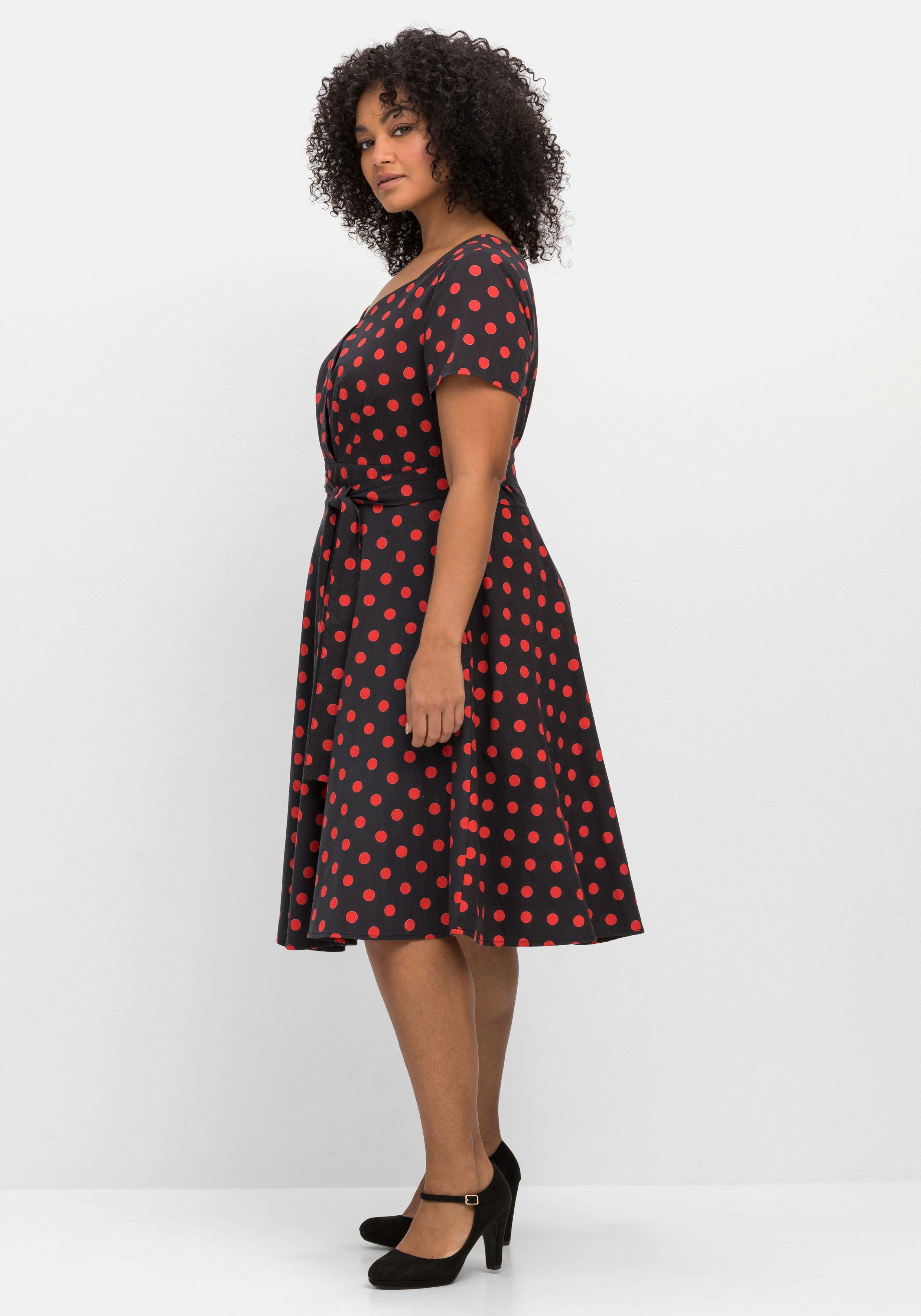 Gepunktetes Kleid mit Herzausschnitt und Taillenband