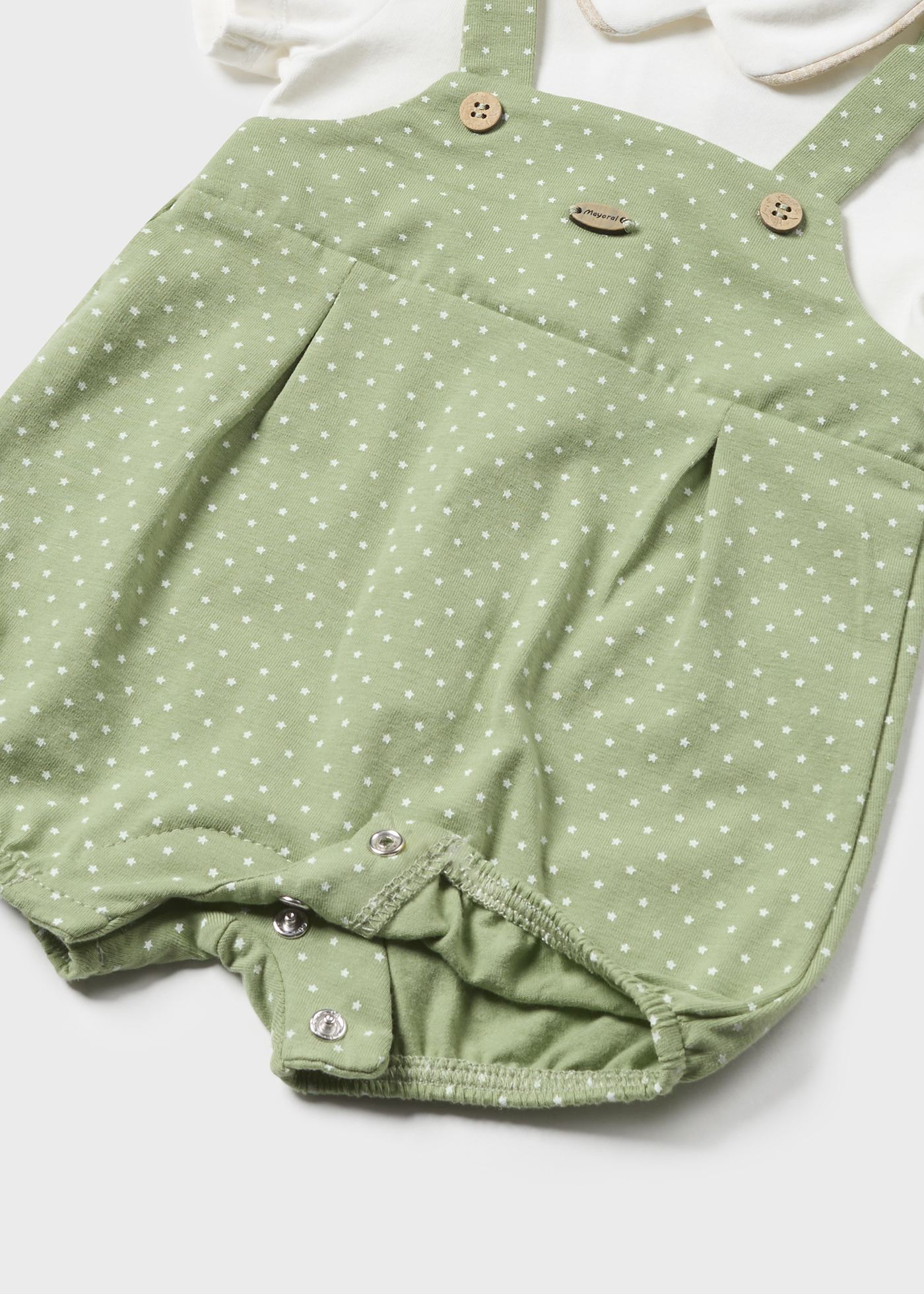 Macacão Better Cotton para recém-nascido com estampa de eucalipto e gorro.