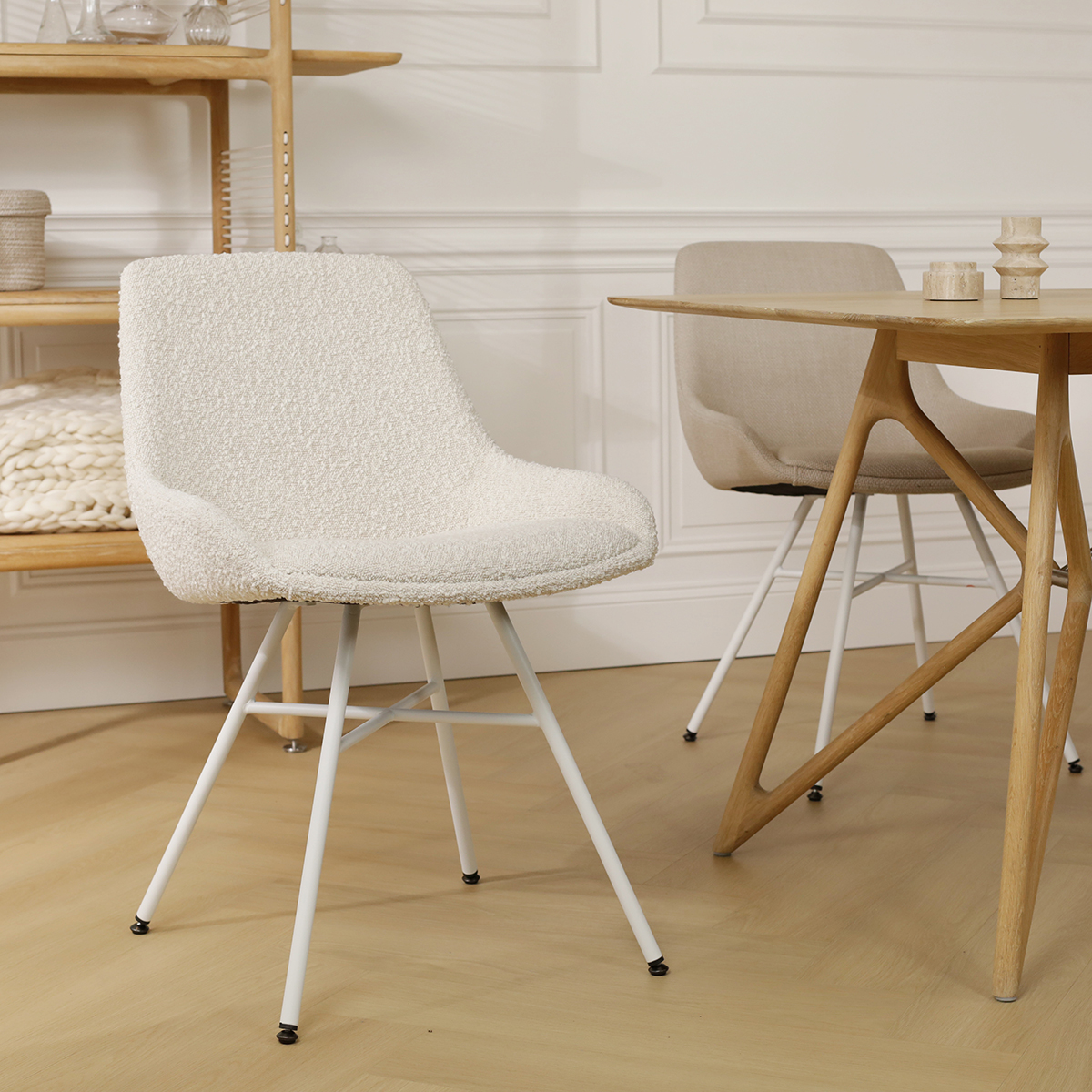 Eetkamerstoel Noa-Isa bouclé beige - wit onderstel