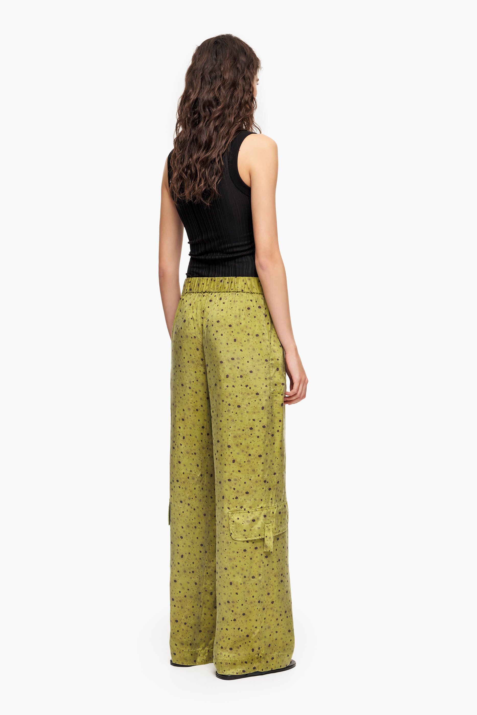 Calça cáqui comprida com estampa floral em cupro