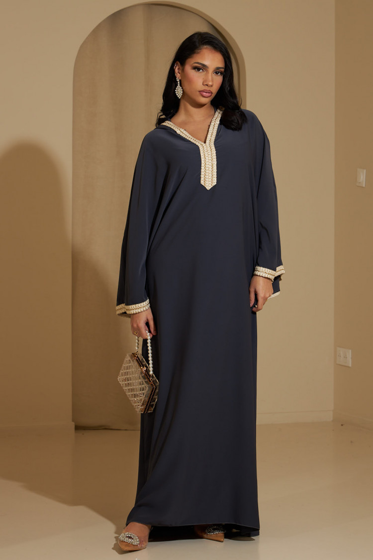 Abaya gris foncé à capuche avec détails dorés