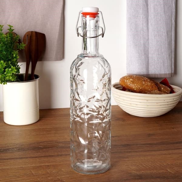 Vakker glassflaske med kork og klips for drinker
