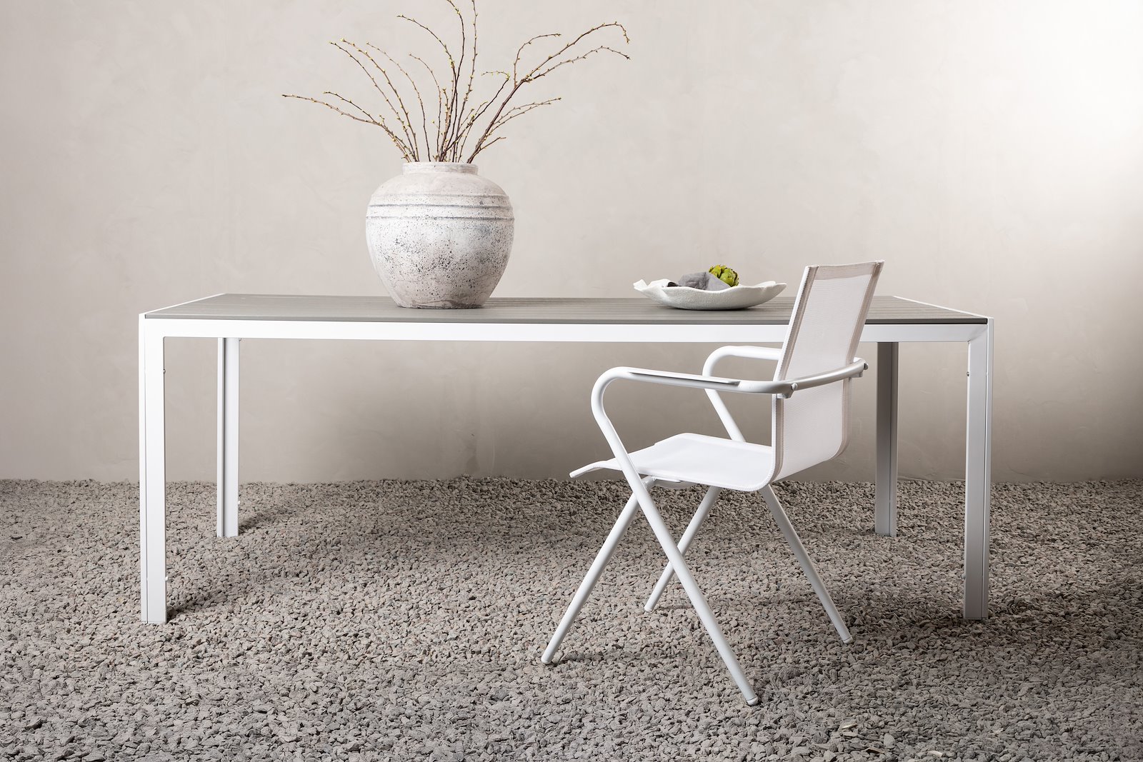 Break spisebord Hvitlakkert hagebord med understell av aluminium og bordplate i polywood.