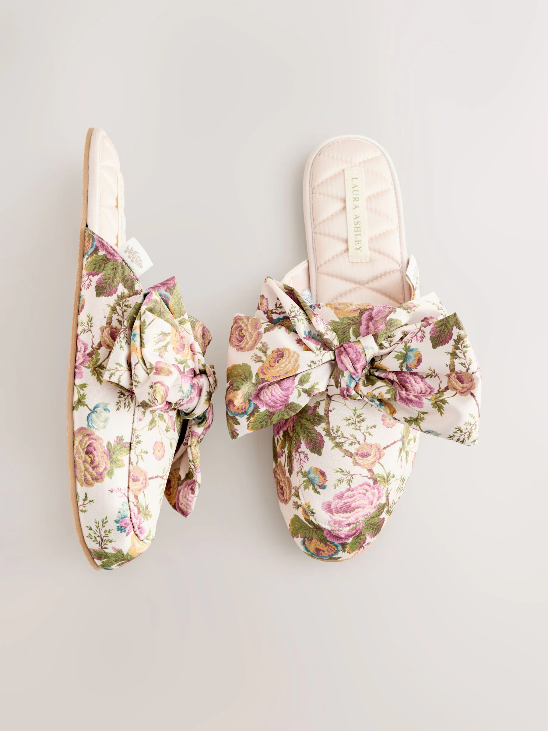 Laura Ashley Uffington Roses doorgestikte muiltjes pantoffels