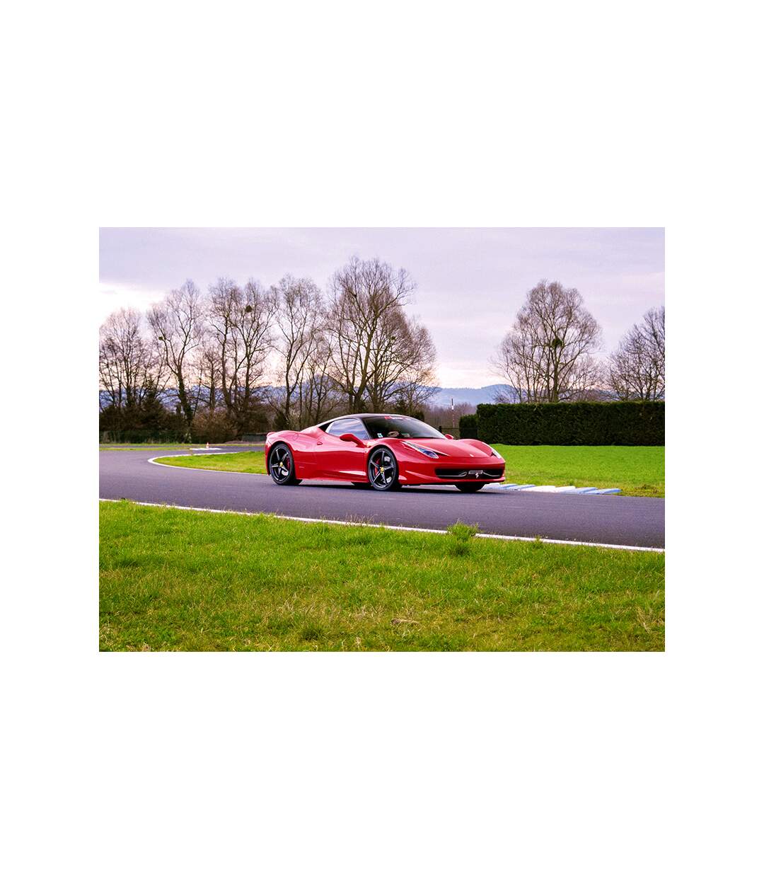Pilotage 3 tours au volant d'une Ferrari 458 Italia sur le circuit Château Gaillard - SMARTBOX - Coffret Cadeau Sport & Aventure