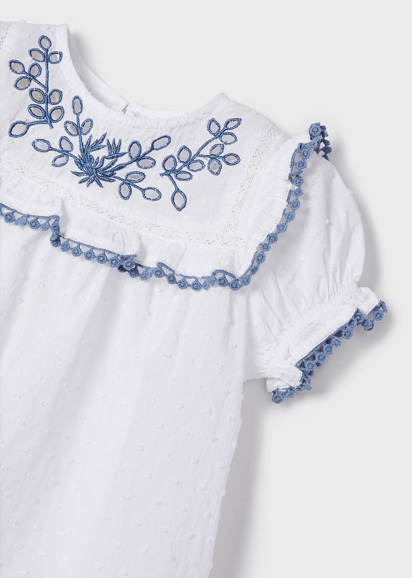 Blusa de algodão de manga curta com bordado plumeti para meninas