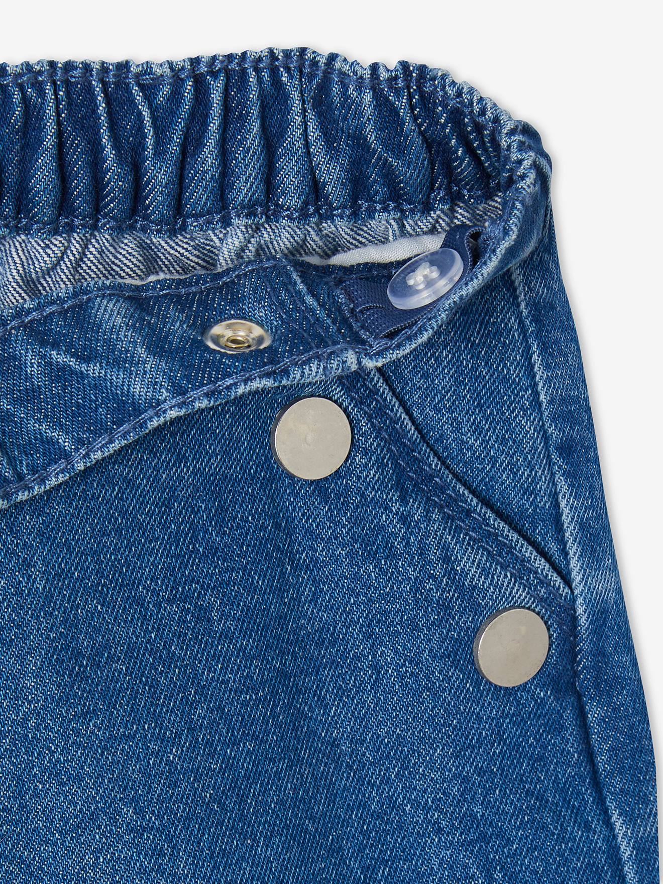 Shorts jeans azul-escuro para meninas com botões decorativos.