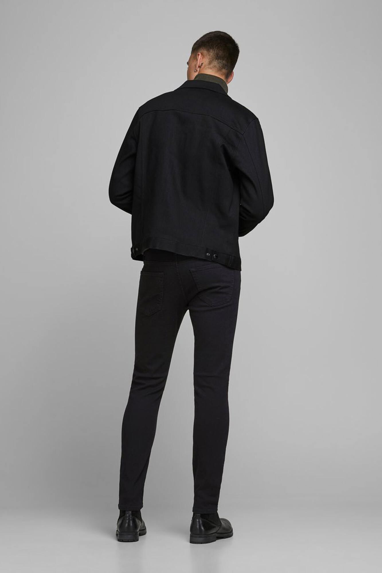 calça jeans slim fit afunilada