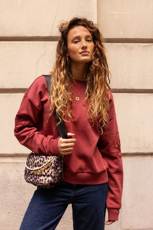 Rode sweater met embroidery
