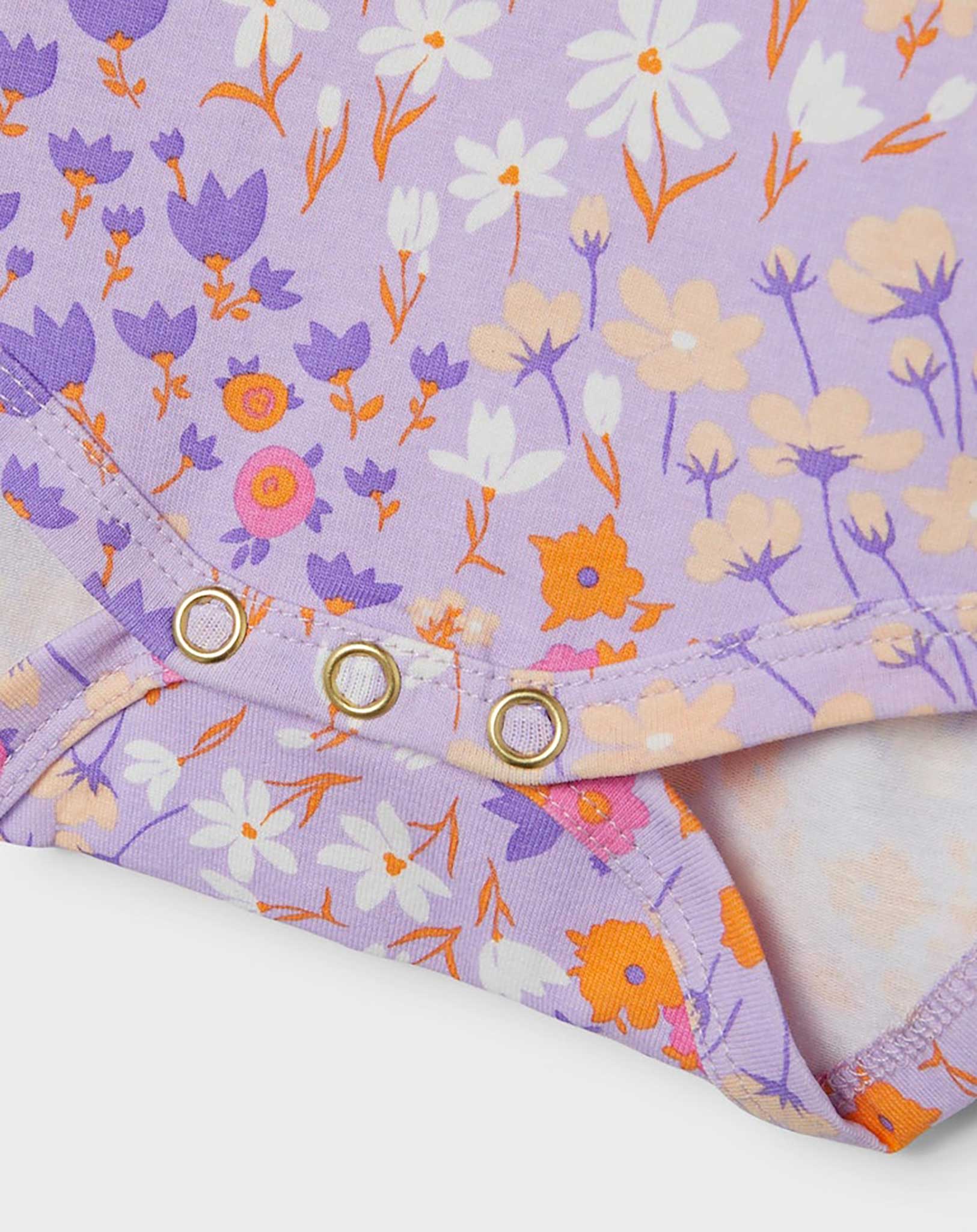 Langarmbody NBFTUNNA FLOWERS in lilac breeze
