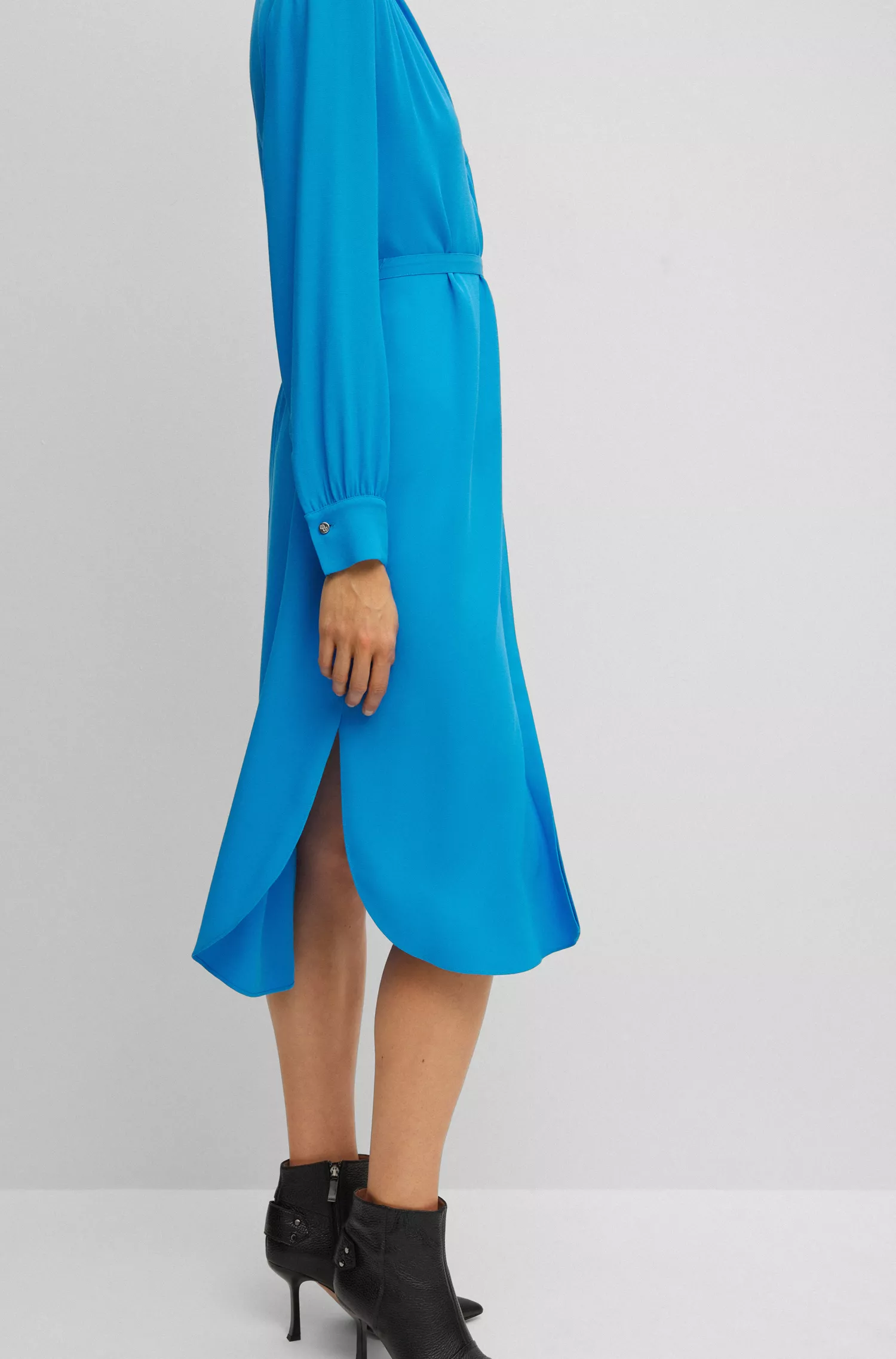 Vestido BOSS com cinto preto, decote em V sem gola e punhos com botões.