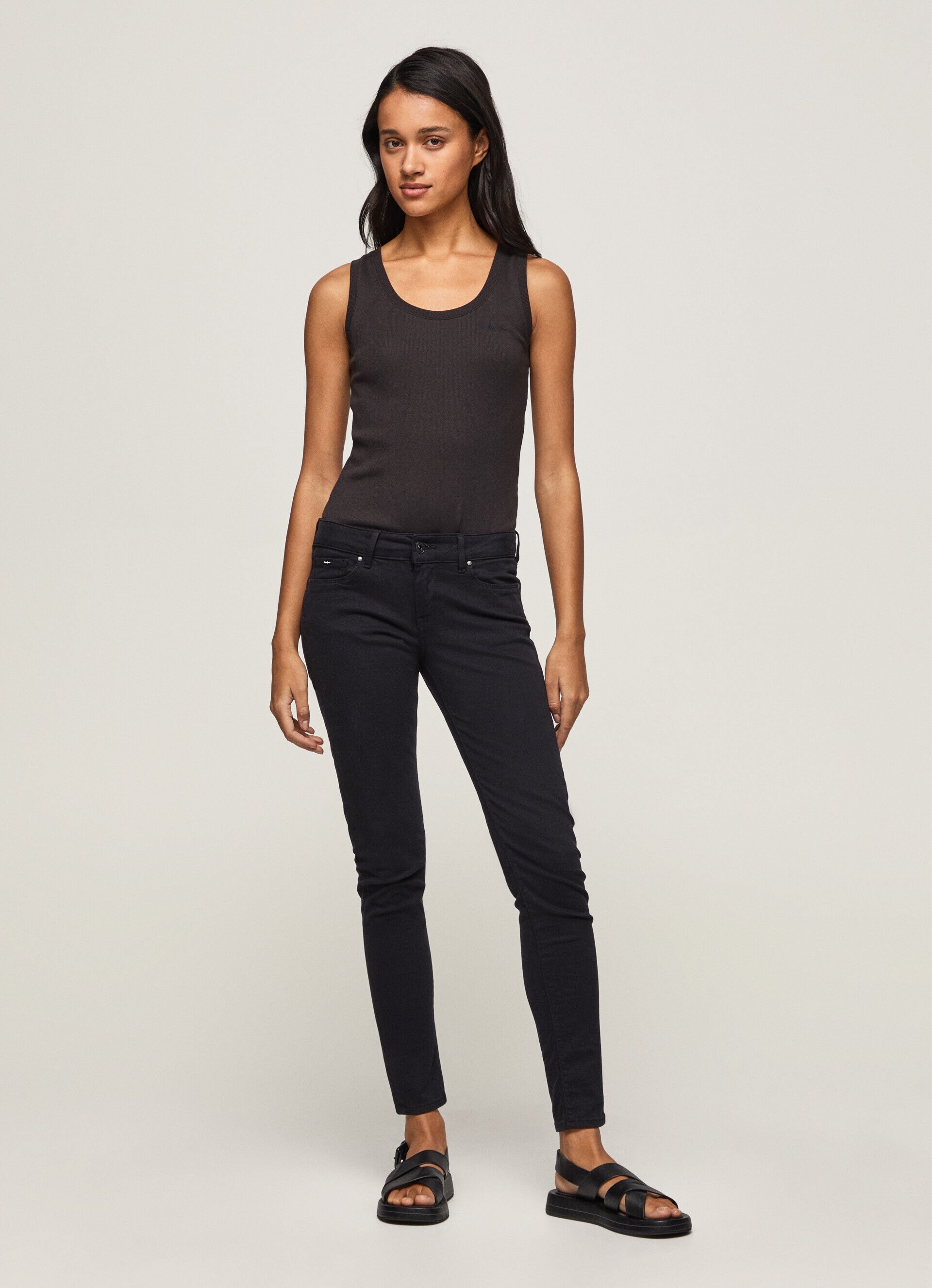 Calça skinny com 5 bolsos - preta