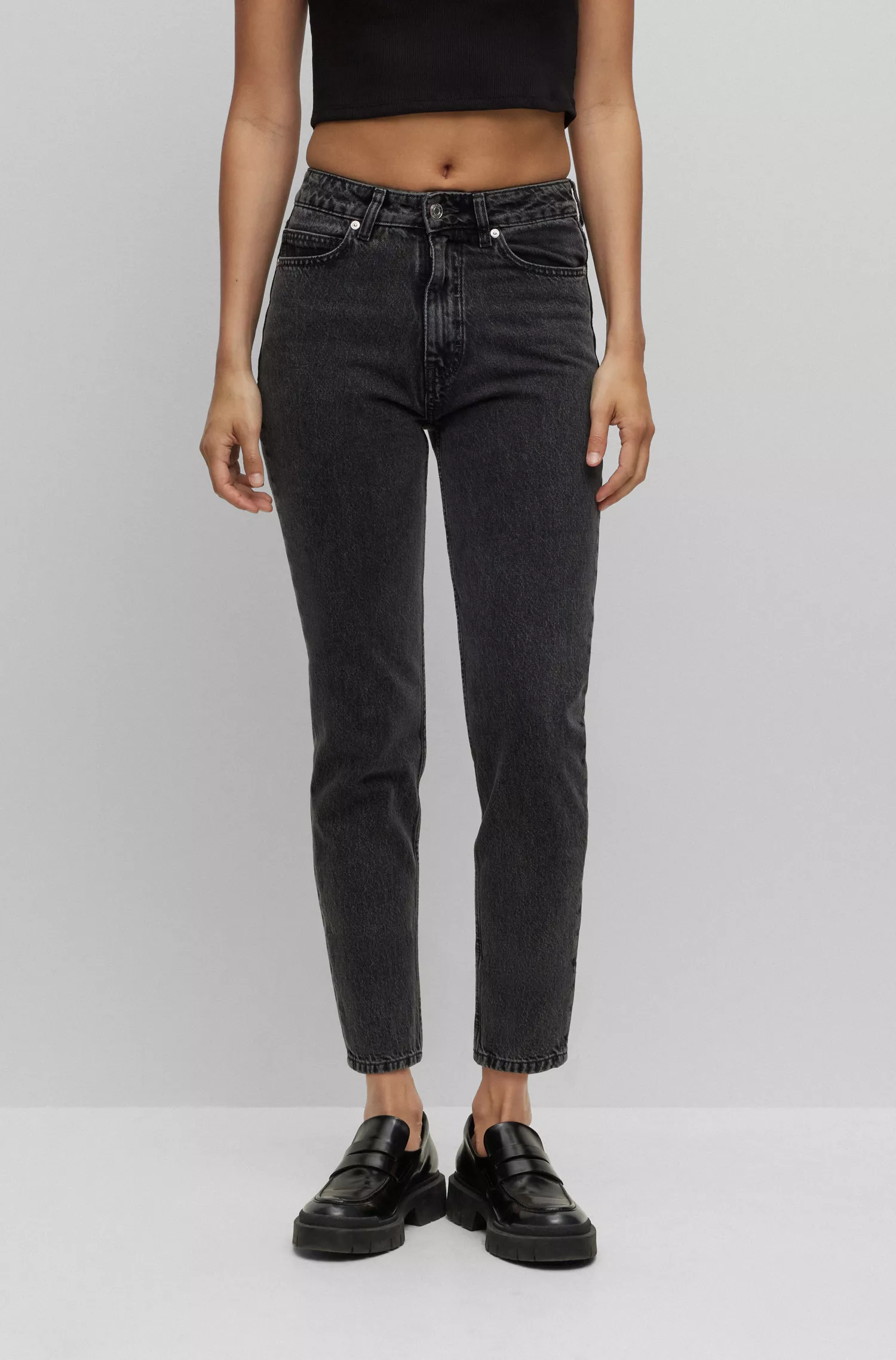 Calça jeans mom HUGO vermelha, modelagem relaxada, em denim rígido preto.