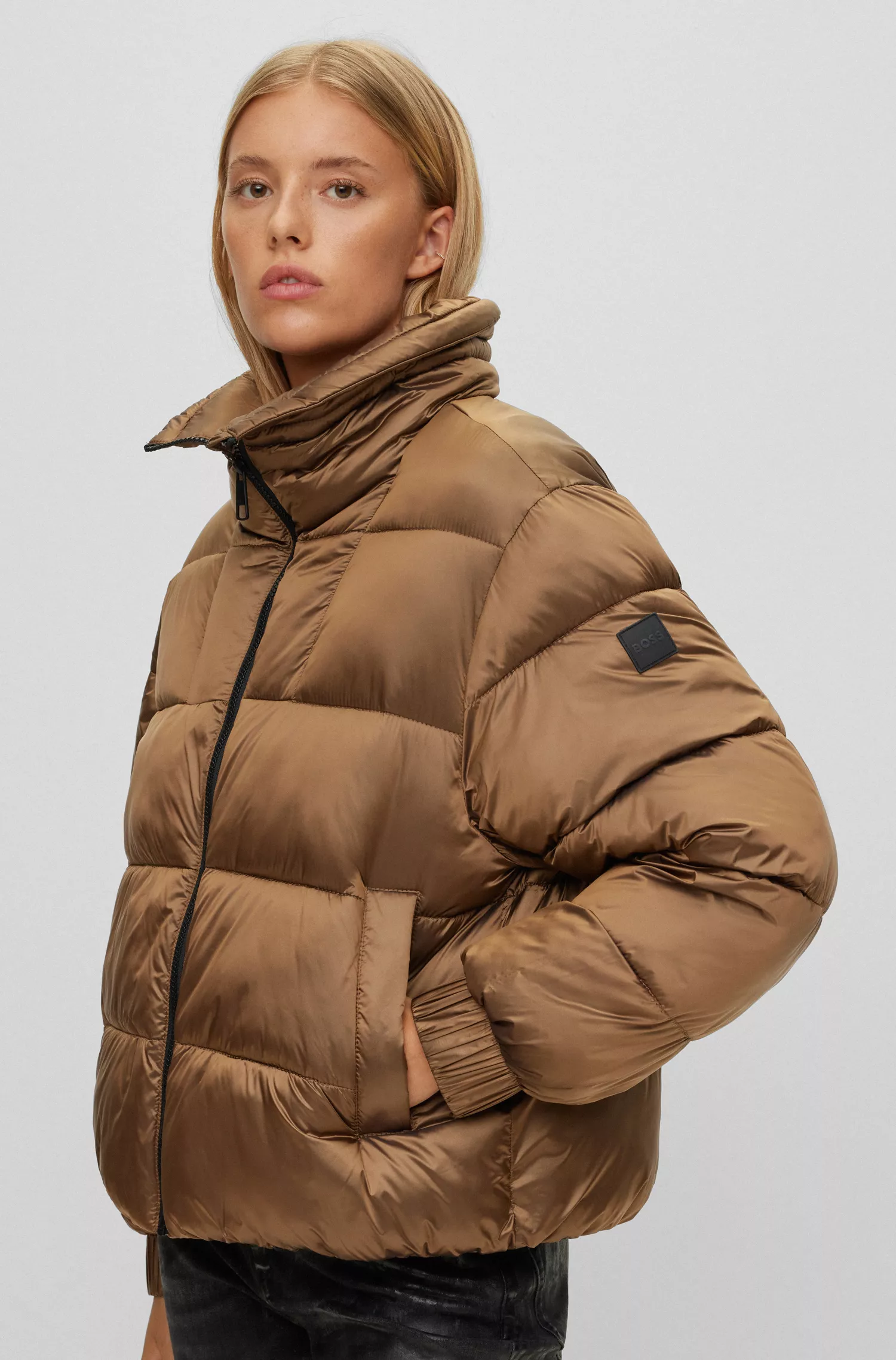 Jaqueta puffer BOSS laranja, corte regular, em tecido brilhante.