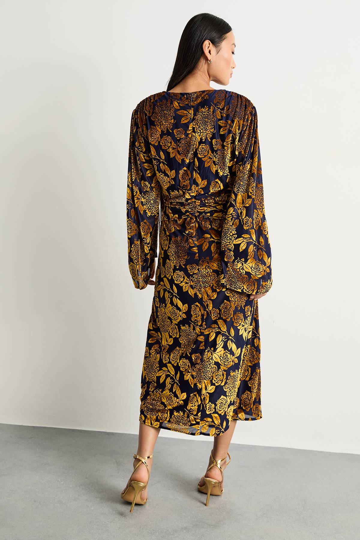 Warehouse Robe Midi Petite à Décolleté Plongeant, Taille Nouée et Manches Ballon en Dévoré