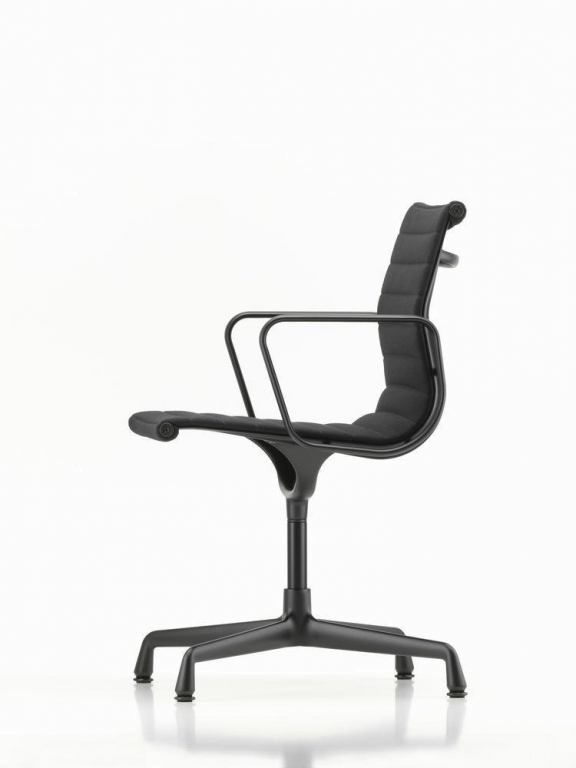 Vitra Aluminium Chair EA 104 bureaustoel zwart onderstel Hopsak 66