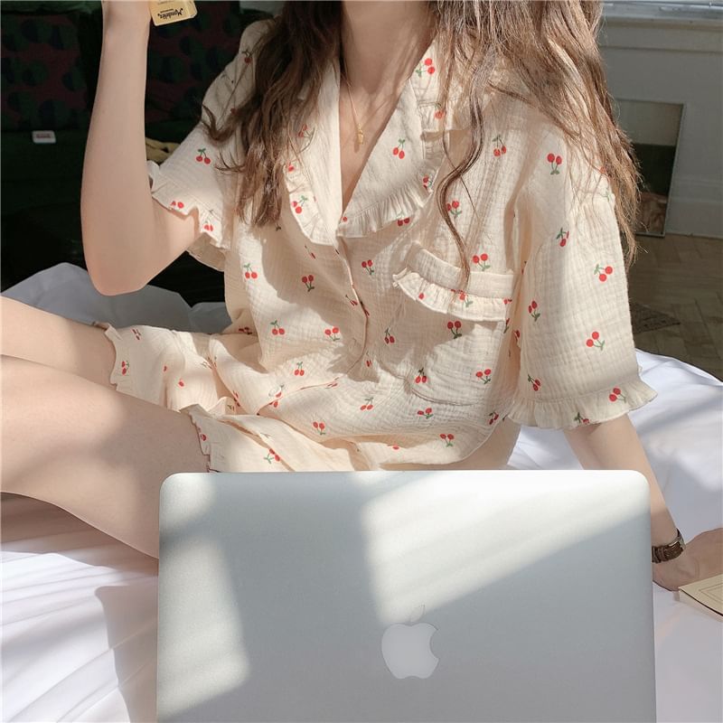 Gecko - Pyjamaset: Shirt met korte mouwen en kersenprint + korte broek