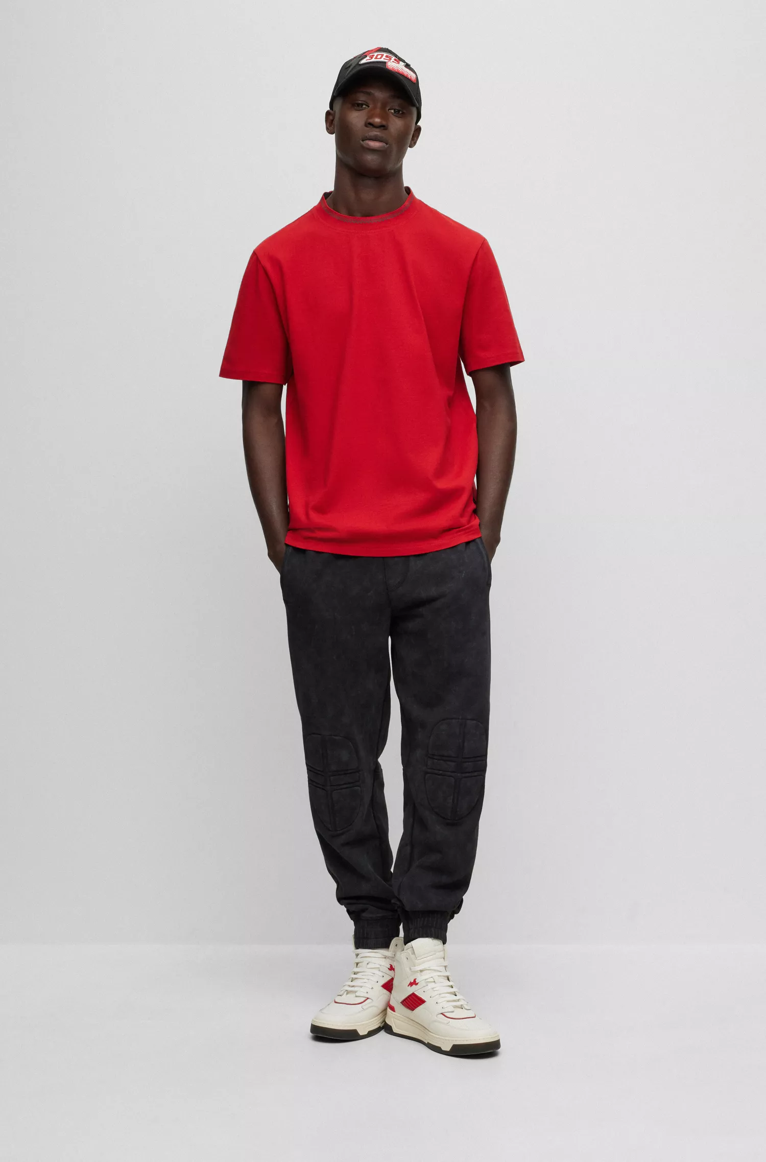 Camiseta BOSS laranja, modelagem relaxada, em malha de algodão com gola detalhada.