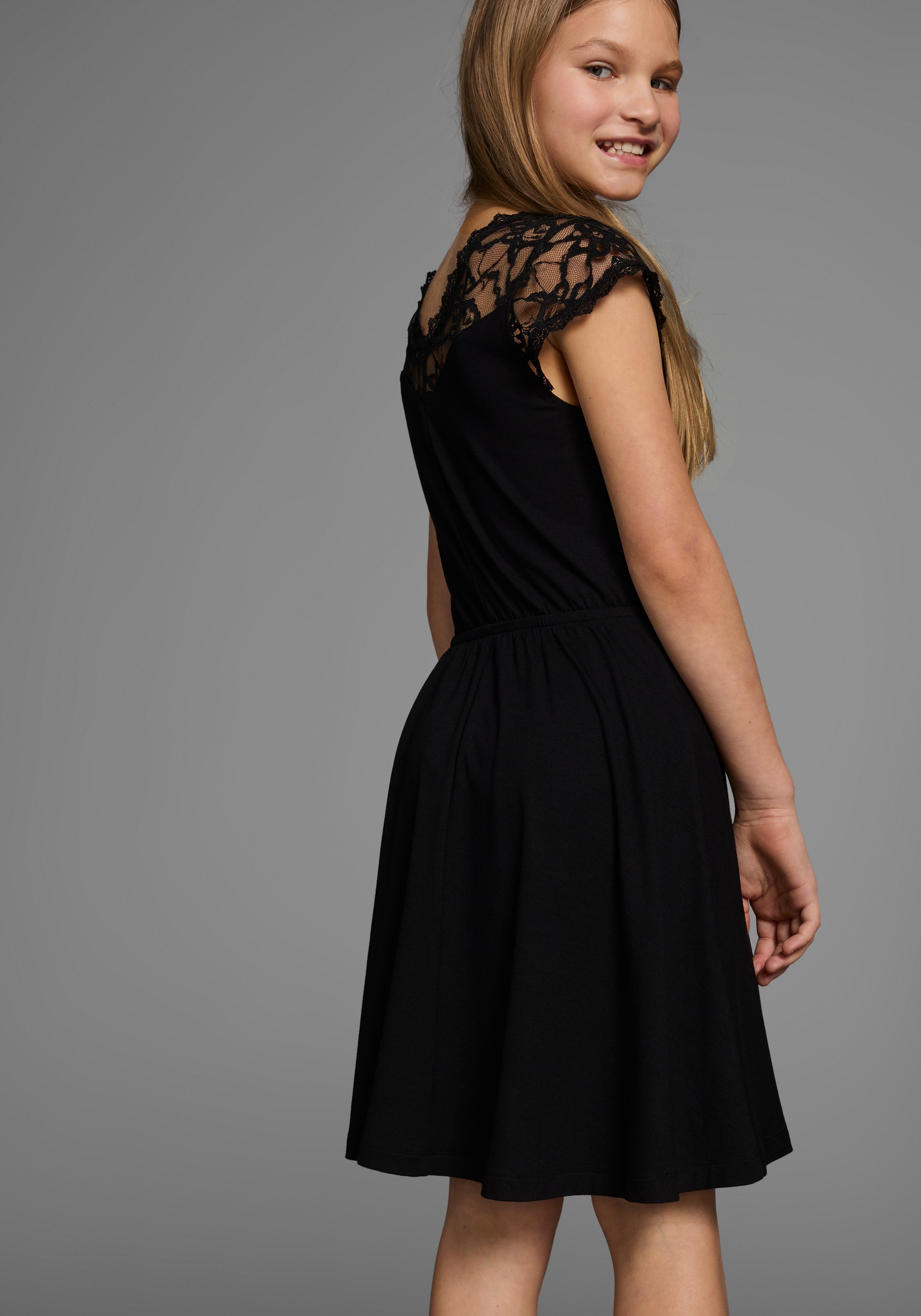 KIDSWORLD Jerseykleid »Viskose-Kleid mit Spitze« Schöne Spitzen-Ausschitt