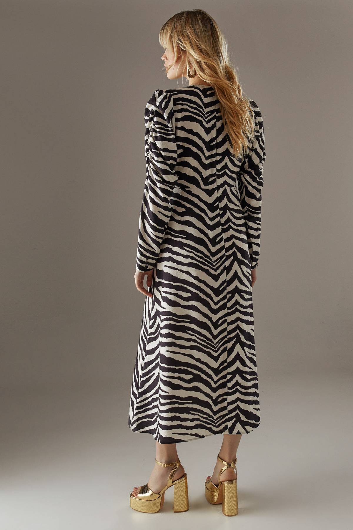 Warehouse Robe Midi en Viscose à Imprimé Zèbre avec Col V et Manches Longues Bouffantes