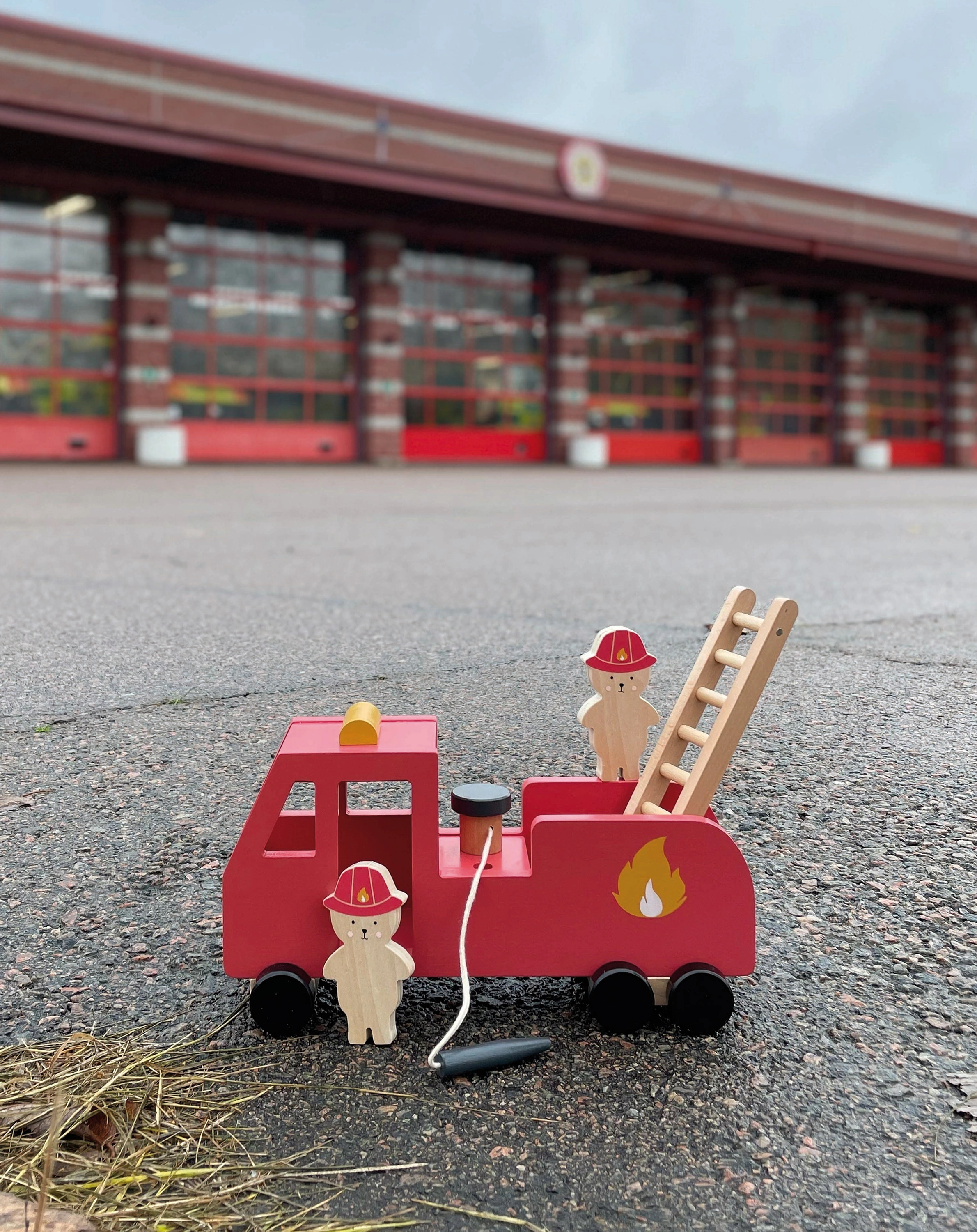 Holzauto FIRE ENGINE in rot