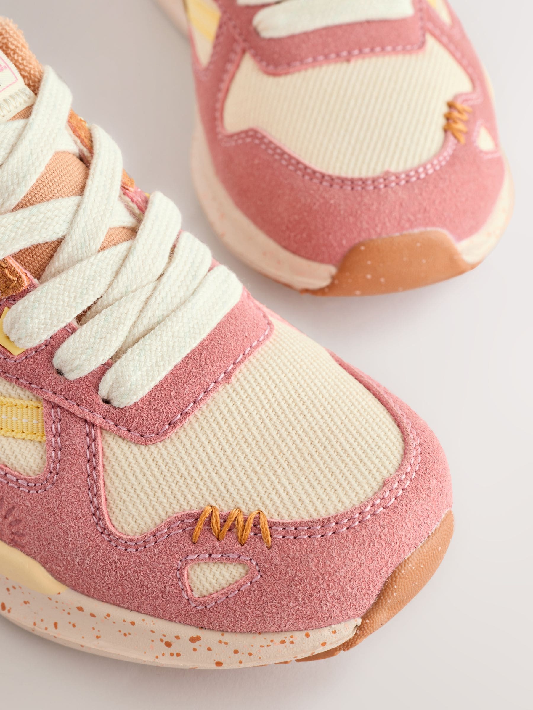 Rustig - Vetersneakers met kleurvlakken