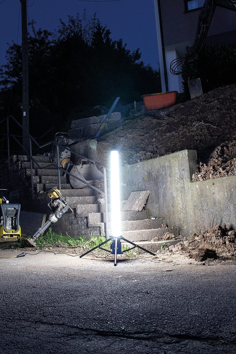 as - Schwabe CENTRA 360° LED Lichtsäule 100 W, 8000 Lumen - mobiler Tower Baustrahler 142 cm - 3 m Kabel mit Stecker - Arbeitsleuchte klappbar - zusätzliche Schutzkontaktsteckdose - IP44, 46371