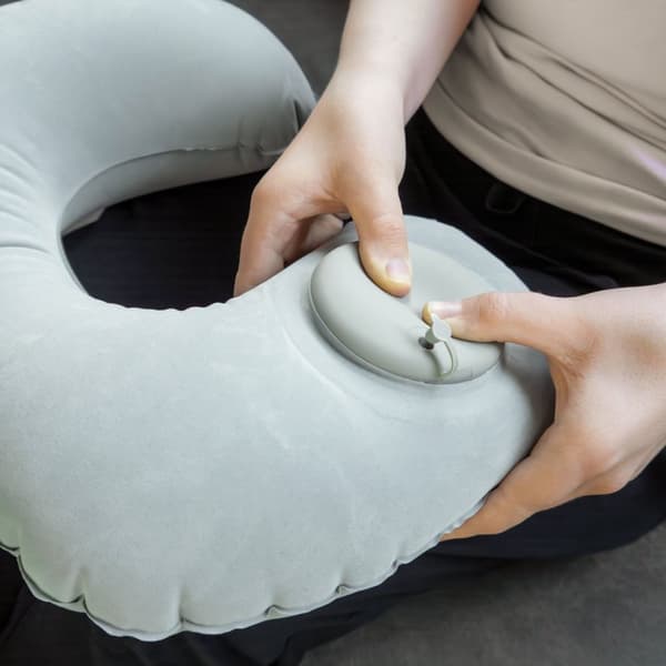 Oppblåsbar nakkepute Reisepute Oppblåsbar nakkepute i GRÅ og øyemaske med ørepropper i ergonomisk form Perfekt for camping, utflukter, reiser osv