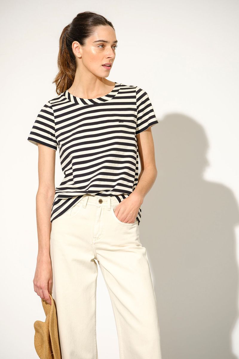 T-SHIRT COM RISCAS