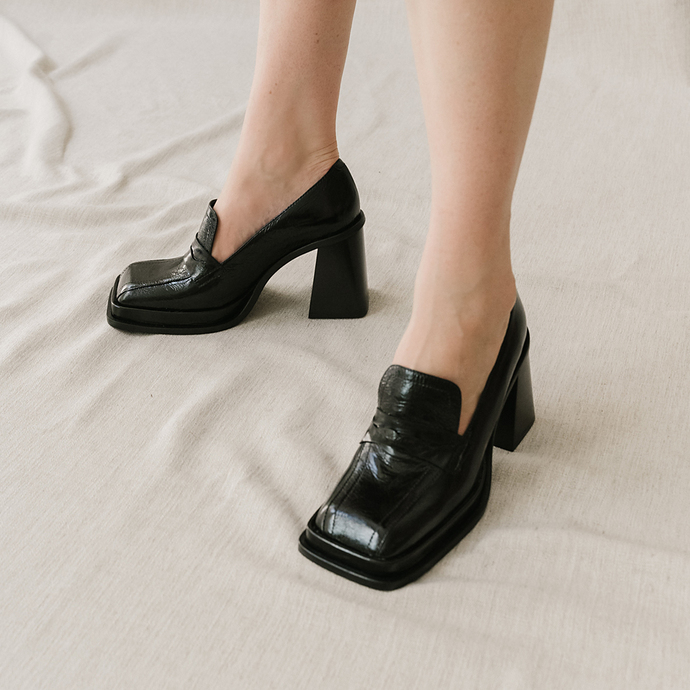 Mocassins à bouts carrés et talons épais...  en cuir brillant noir