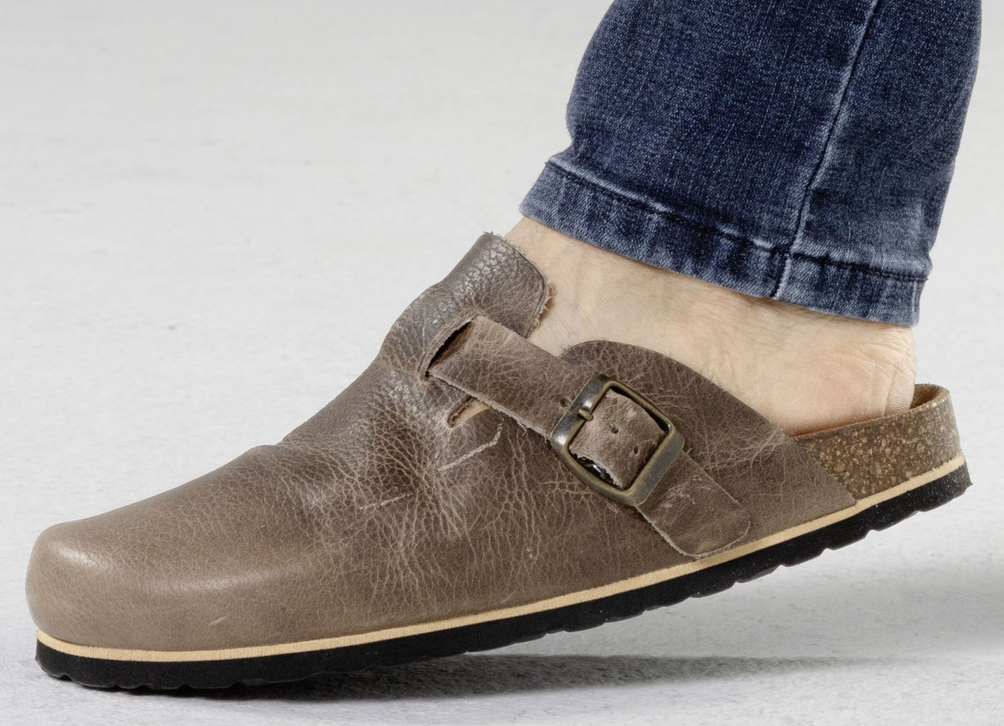GINO GALANTE Clog aus schattiertem, genarbtem Rindleder