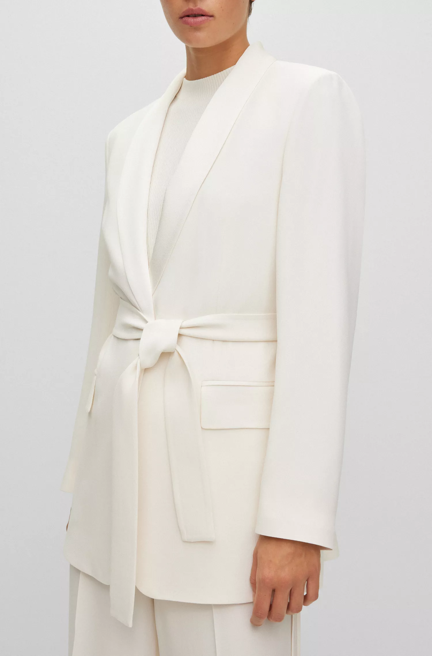 Jaqueta BOSS preta de modelagem oversized com cinto e detalhes em seda.