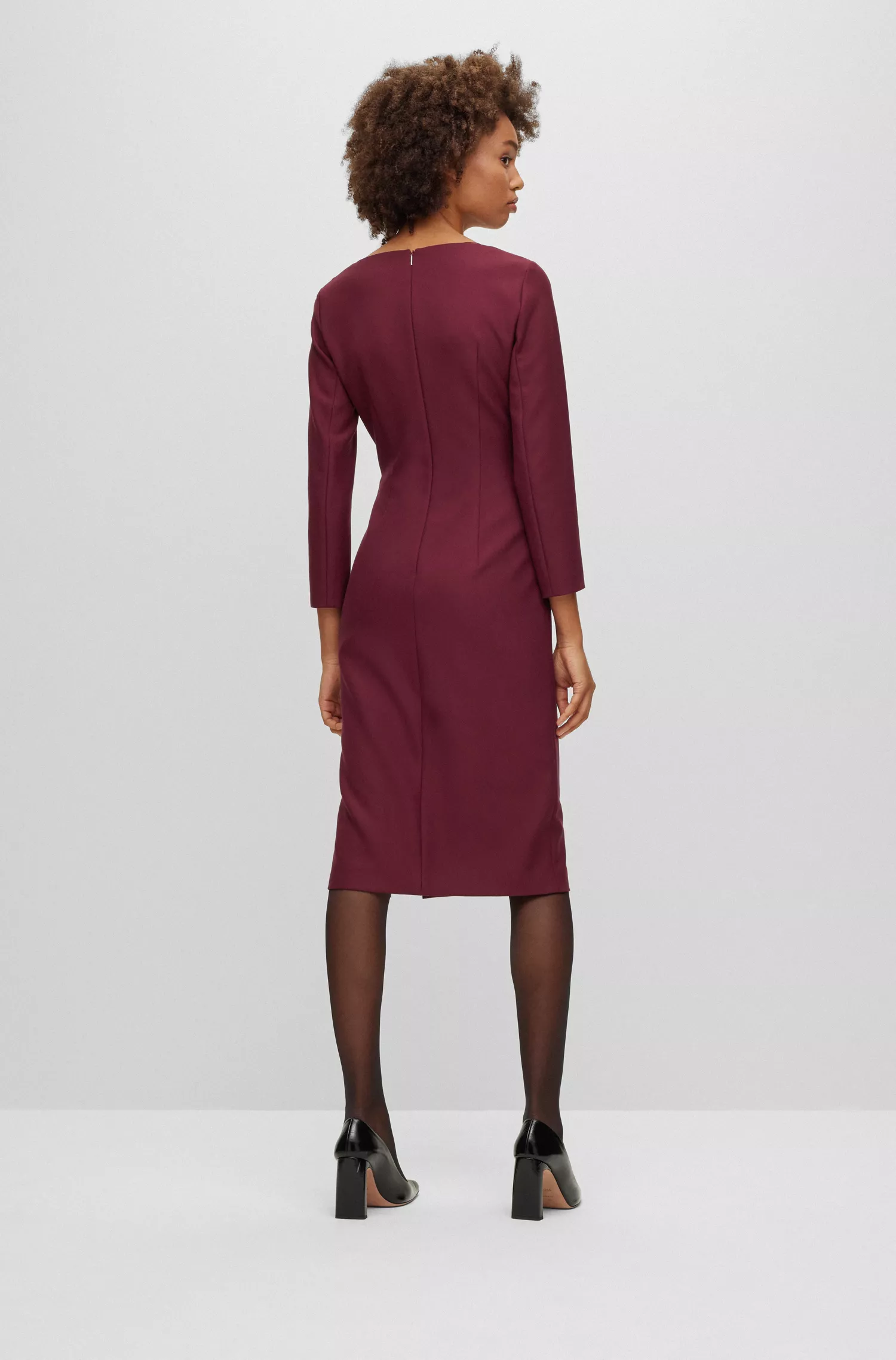 Vestido preto de alfaiataria BOSS com decote em V.