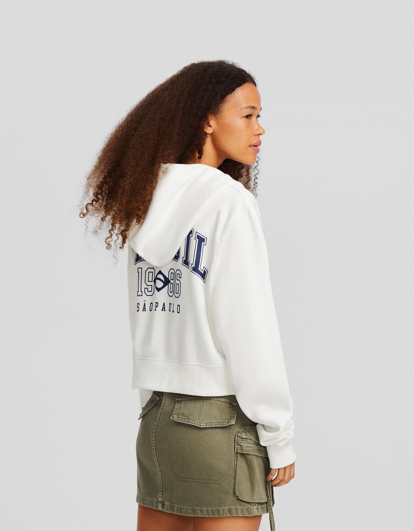 Blusa de moletom cropped com zíper e estampa.