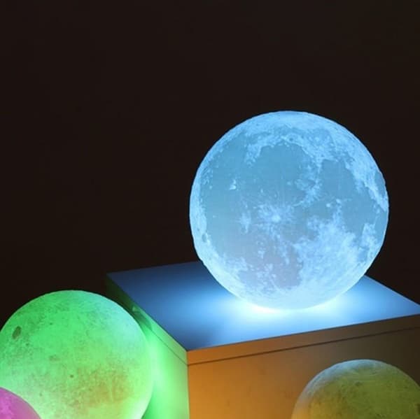 Lampe - Moon Lamp 15 cm / Nattlampe - Månelampe - Endrer farg